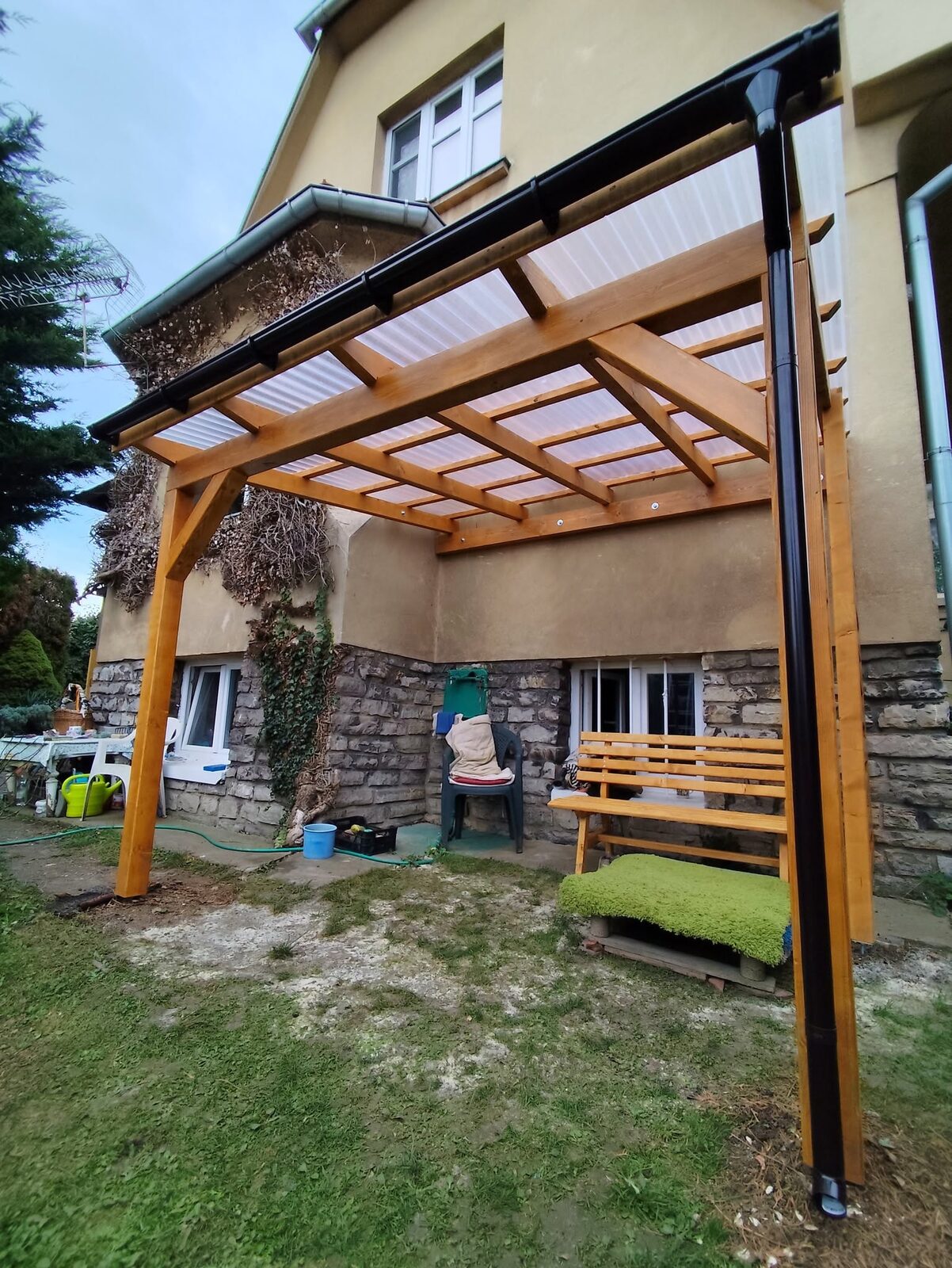 Pergola/přístřešek 3x2,5m s trapezovým polykarbonátem a boční zástěnou