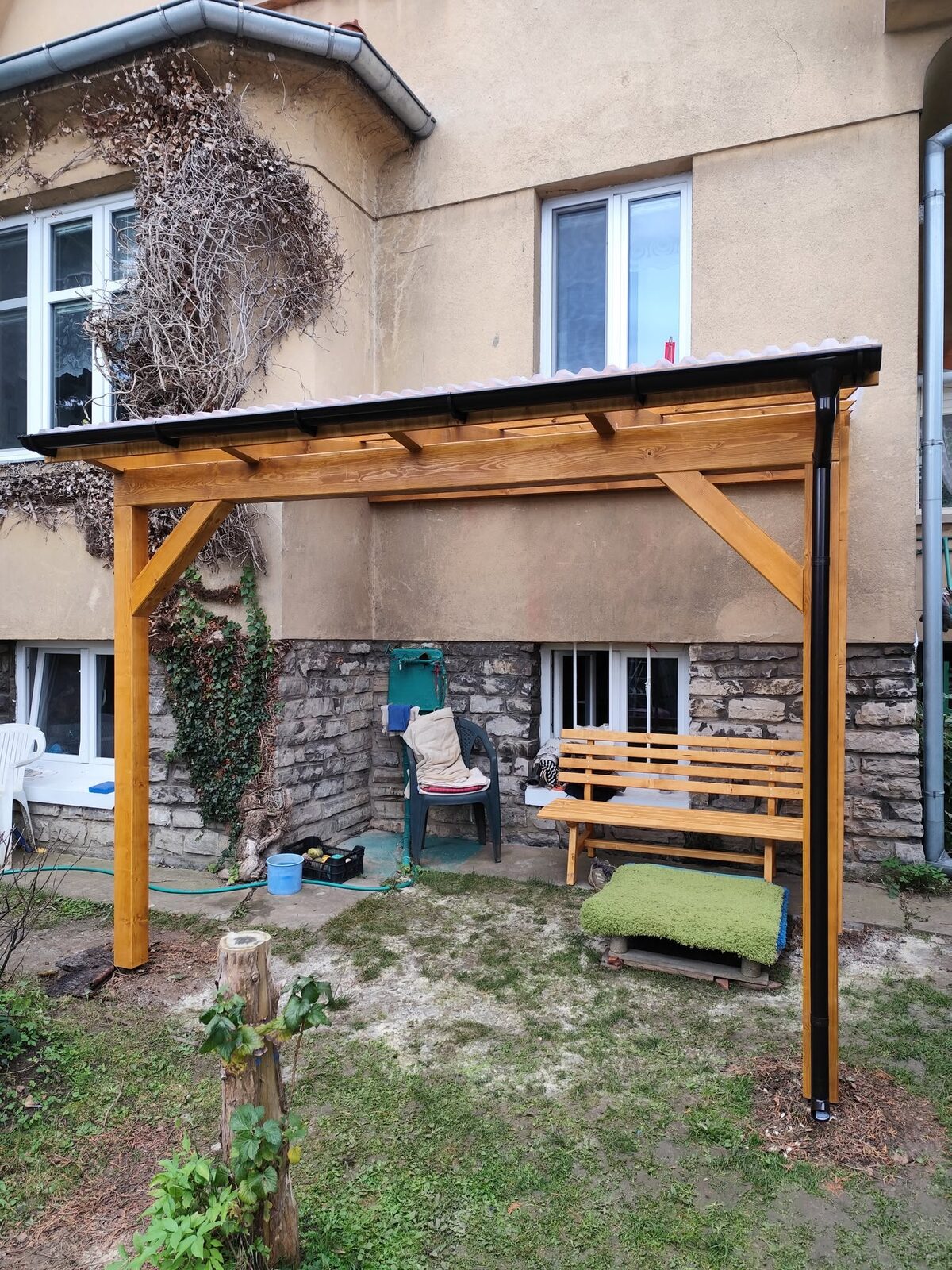 Pergola/přístřešek 3x2,5m s trapezovým polykarbonátem a boční zástěnou