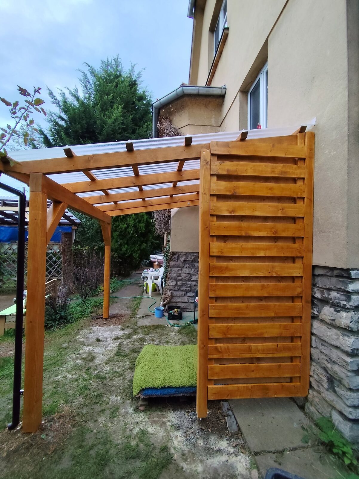 Pergola/přístřešek 3x2,5m s trapezovým polykarbonátem a boční zástěnou