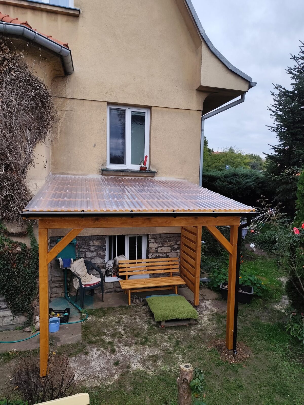 Pergola/přístřešek 3x2,5m s trapezovým polykarbonátem a boční zástěnou