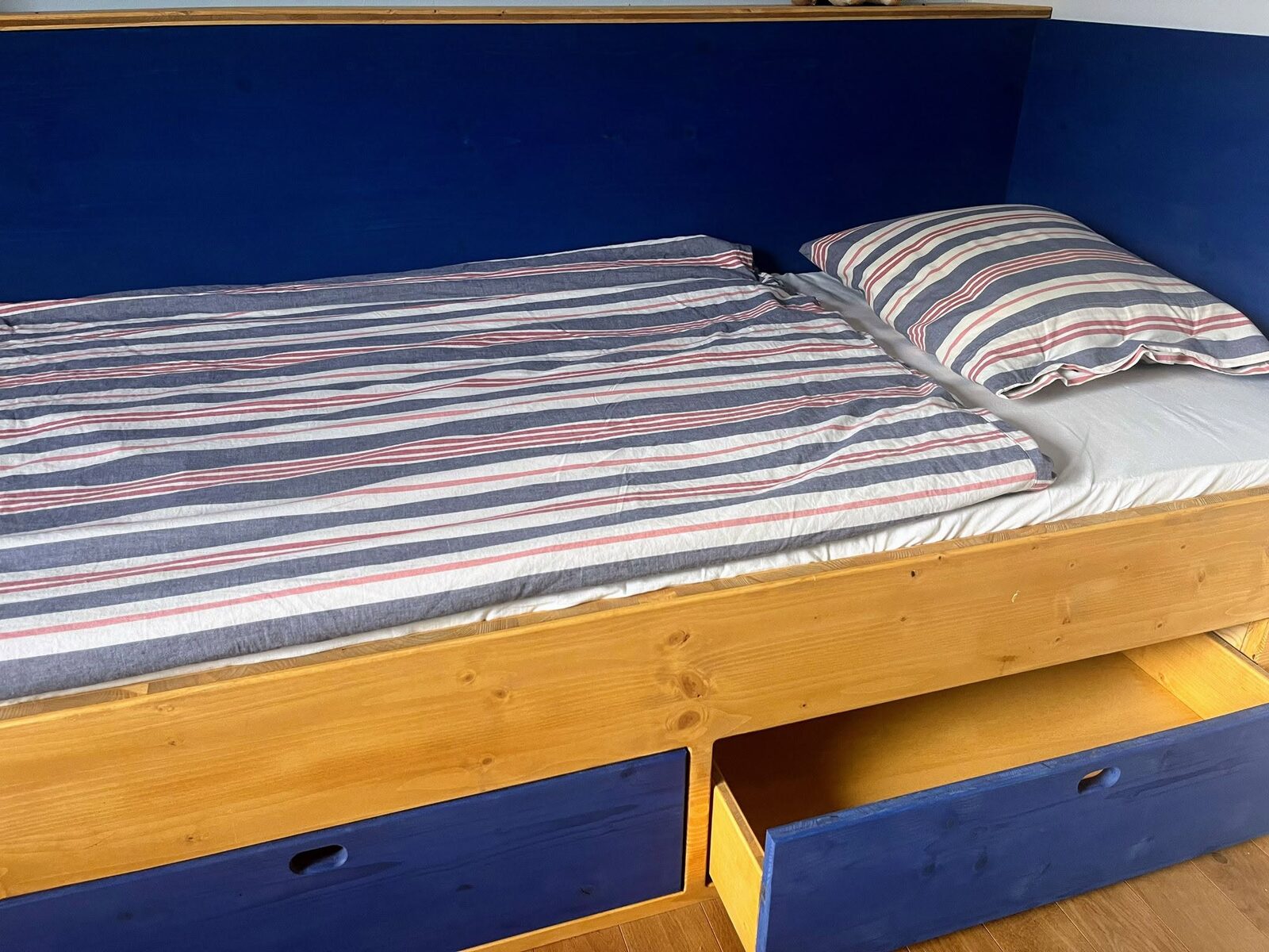 Pokojíková postel s 2 velkými šuplíky, poličkou na nějakou tu knihu…