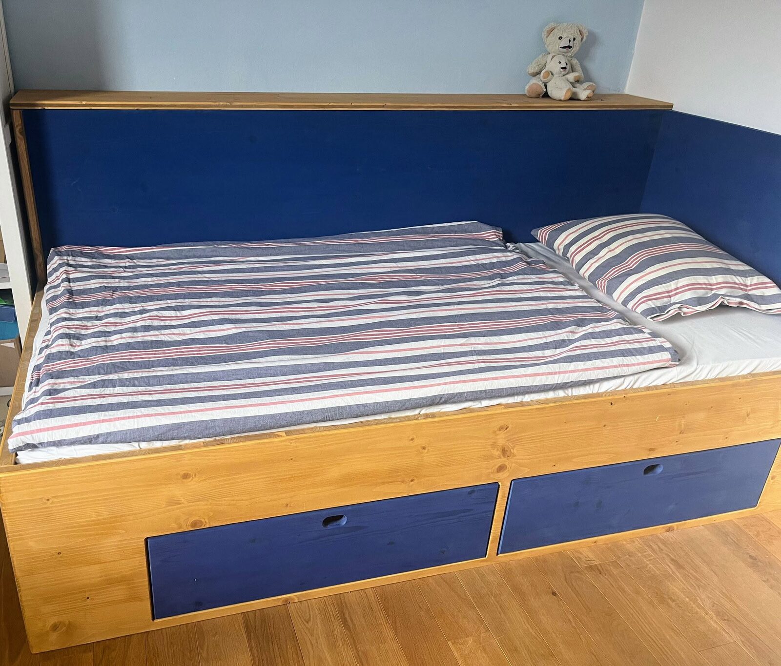 Pokojíková postel s 2 velkými šuplíky, poličkou na nějakou tu knihu…
