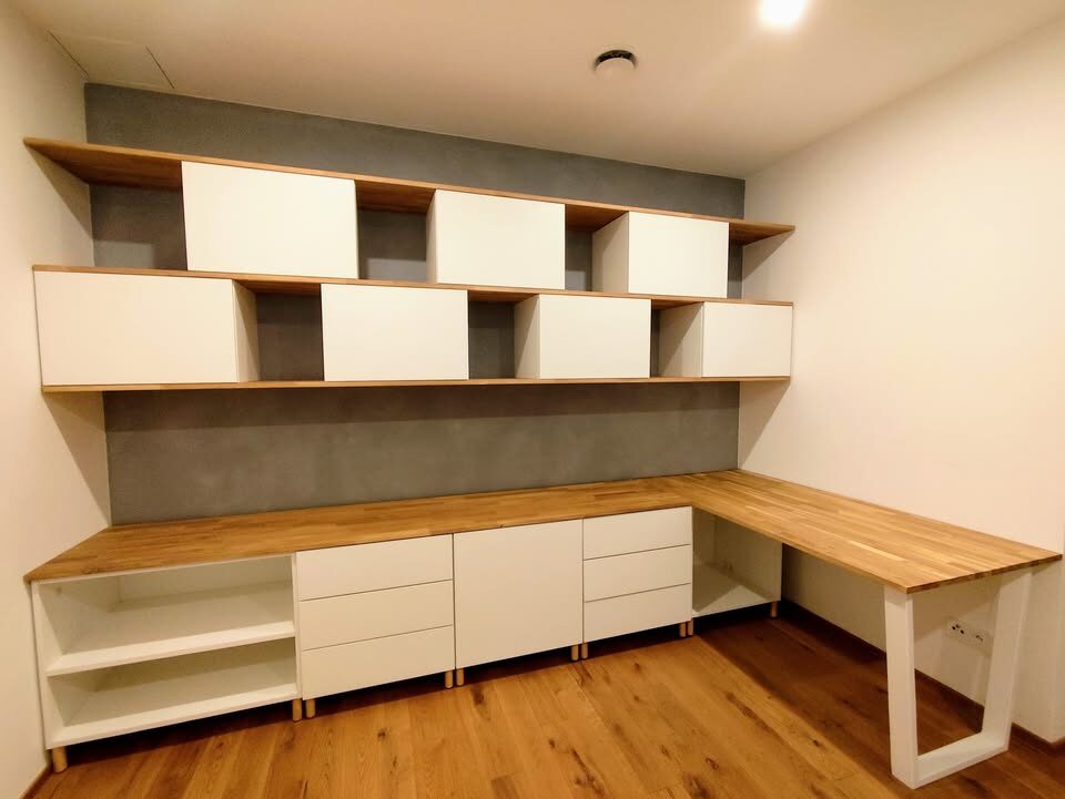 Výroba a montáž dubových desek do pracovny v kombinaci s ikea skříňkami