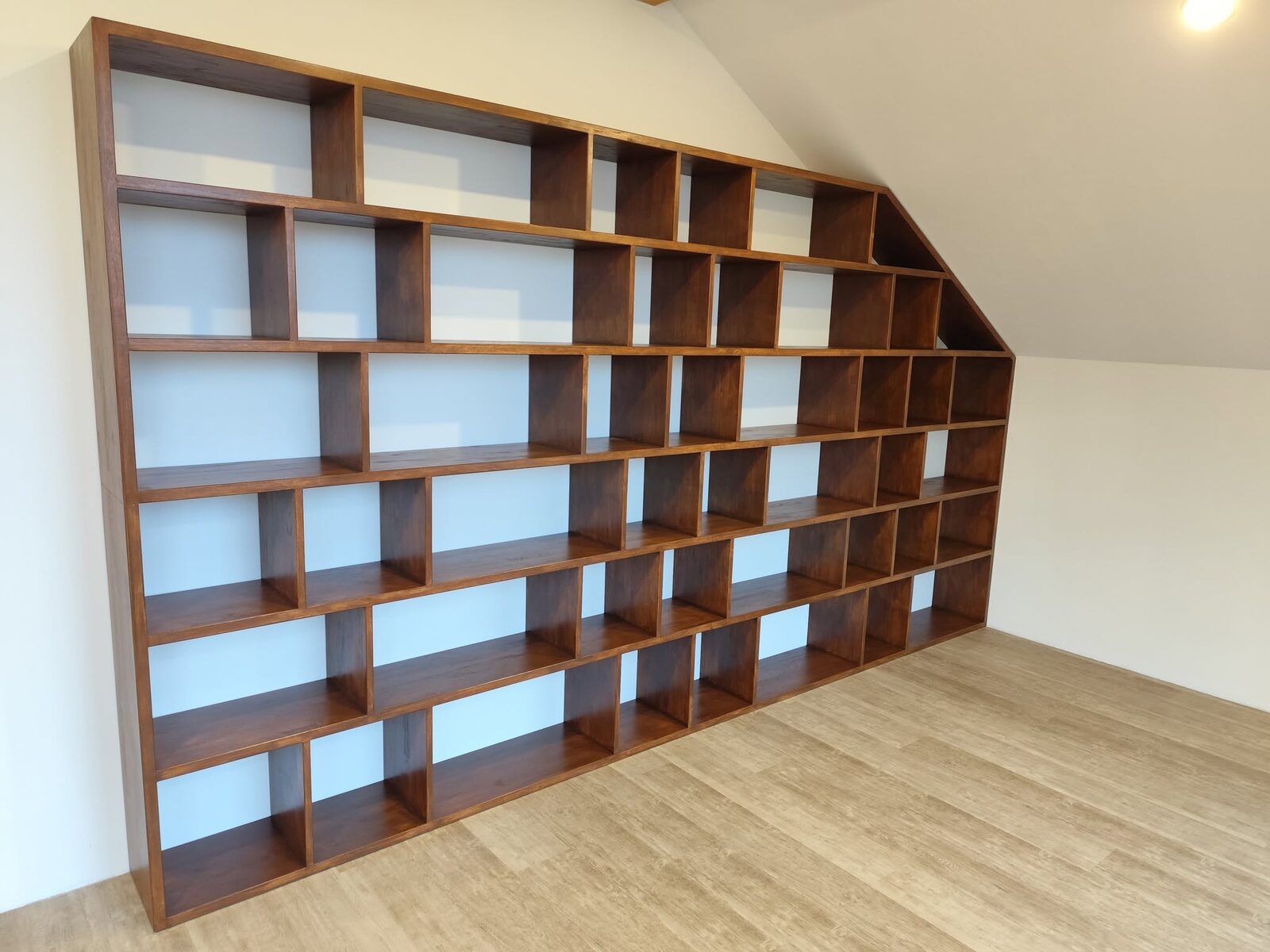 Knihovna z Hevey s úctyhodnými rozměry 3,8m x 2m 🫣a menší vestavěná…