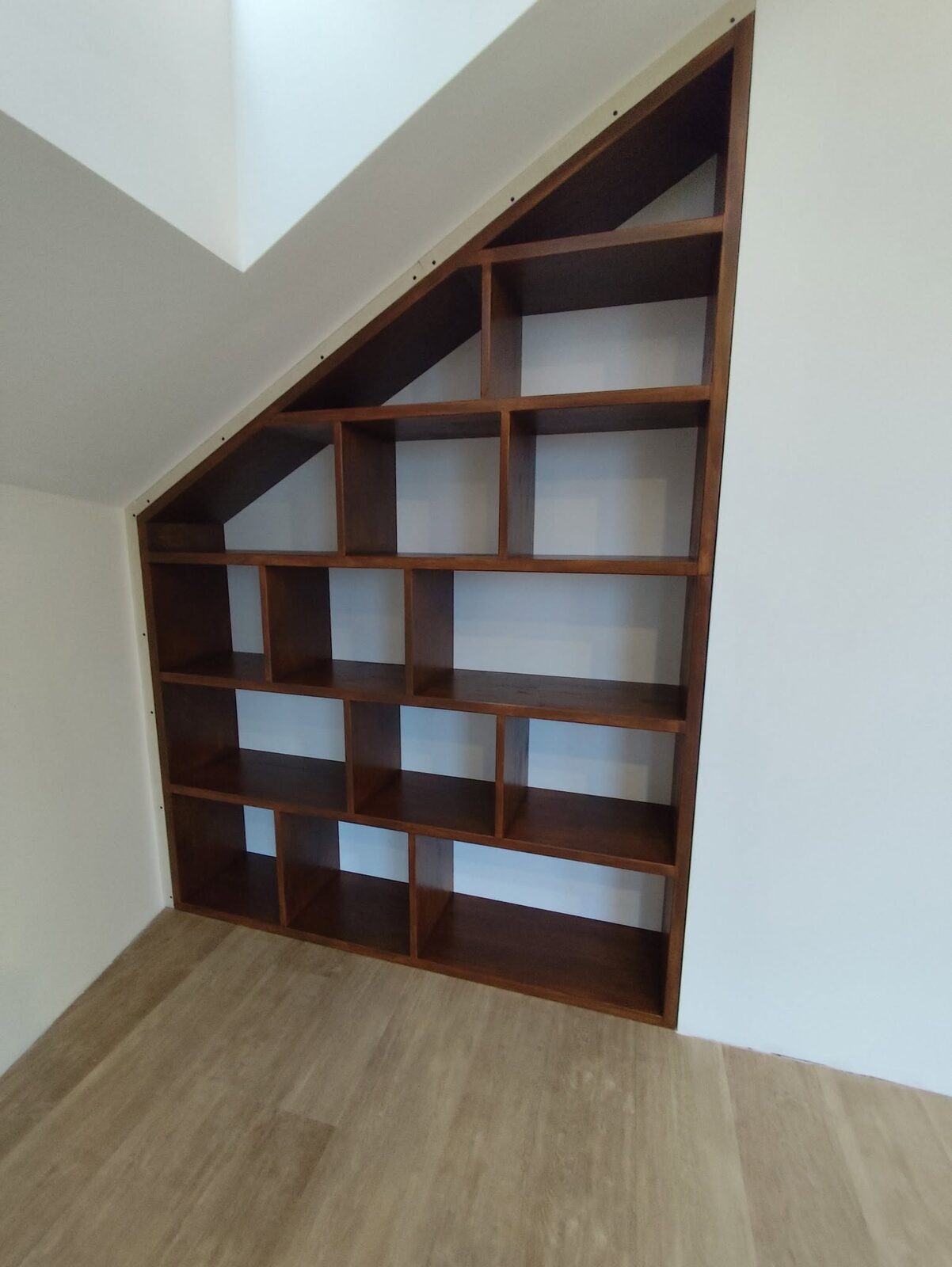 Knihovna z Hevey s úctyhodnými rozměry 3,8m x 2m 🫣a menší vestavěná…
