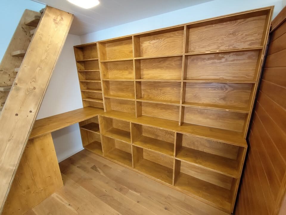 Další knihovna, tentokrát usazená pod patro, s malým Harry Potter…