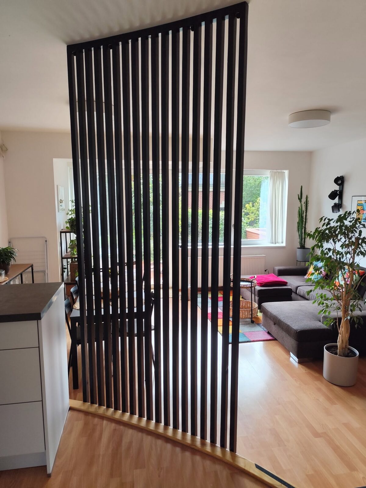 Dřevěná zástěna zatočená podle podlahy a ukončeno ve vzduchu, aby…