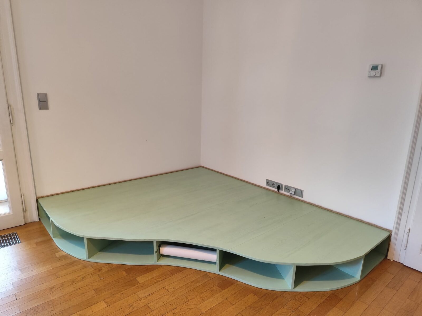 Pódium pro děti do Muzeum Literatury Materiál dub, ošetřeno…