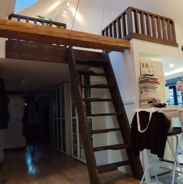 Vestavěné patro s vřelým prostorem pro spánek, relax