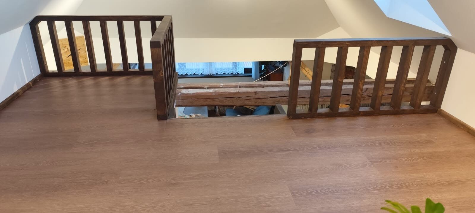Vestavěné patro s vřelým prostorem pro spánek, relax