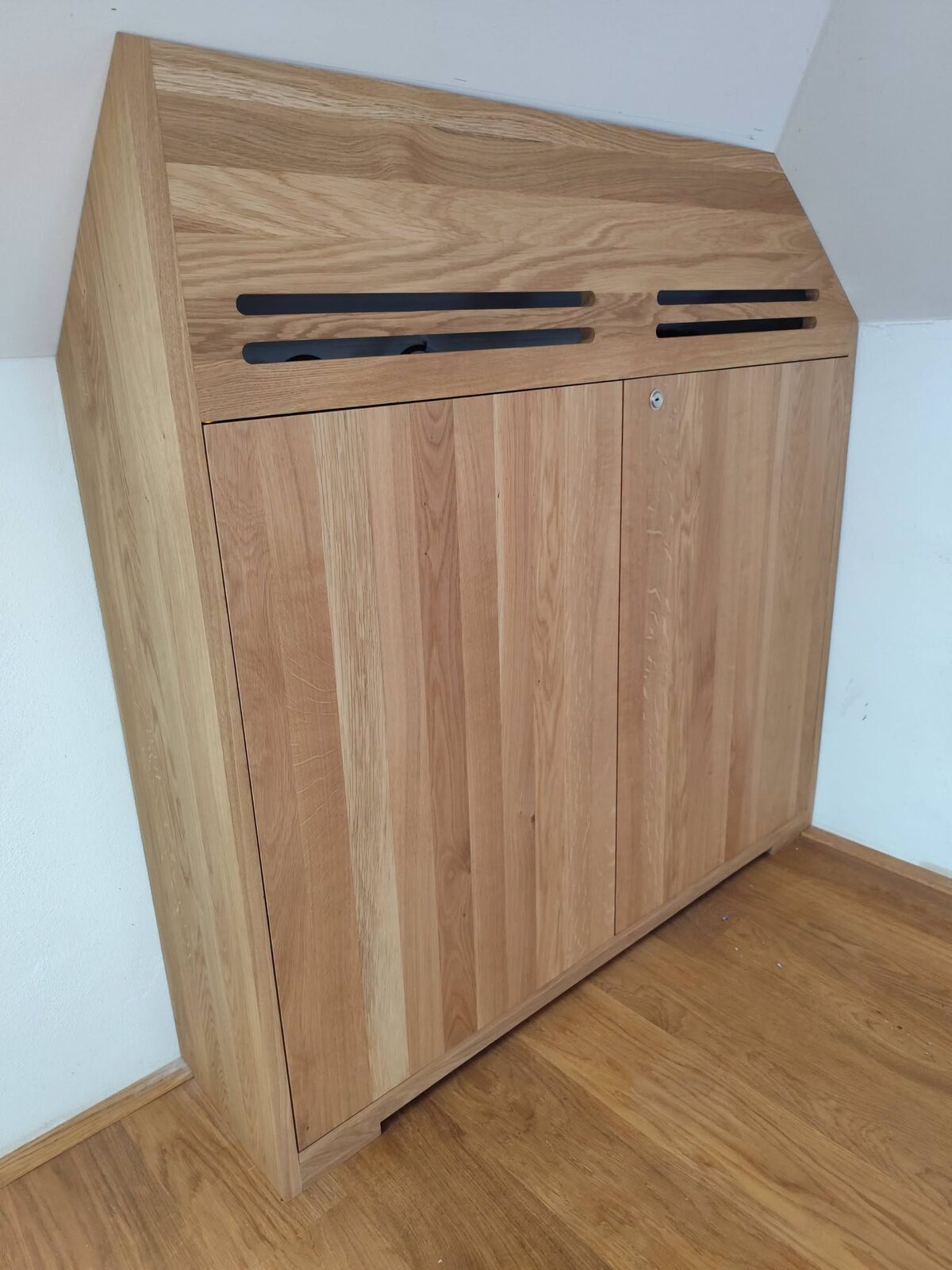 Elegantní zakrytí a zabezpečení domácího elektro koutku dubovou skříňkou