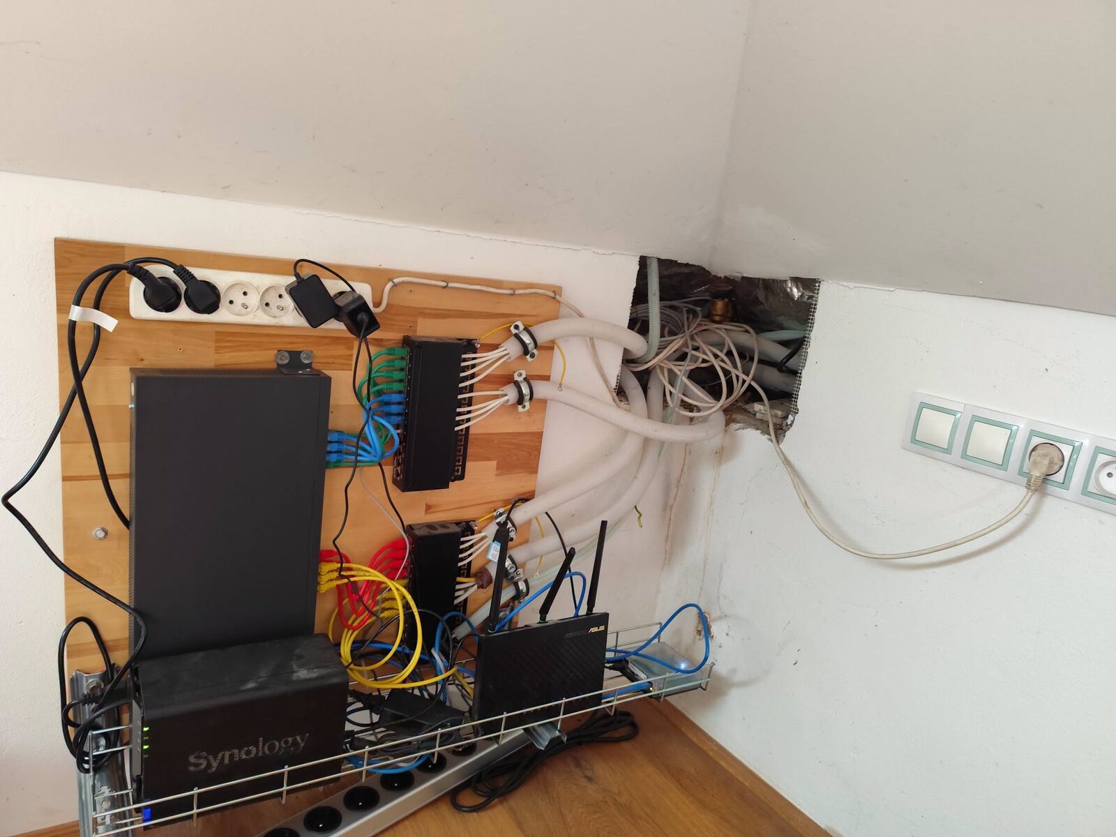 Elegantní zakrytí a zabezpečení domácího elektro koutku dubovou skříňkou