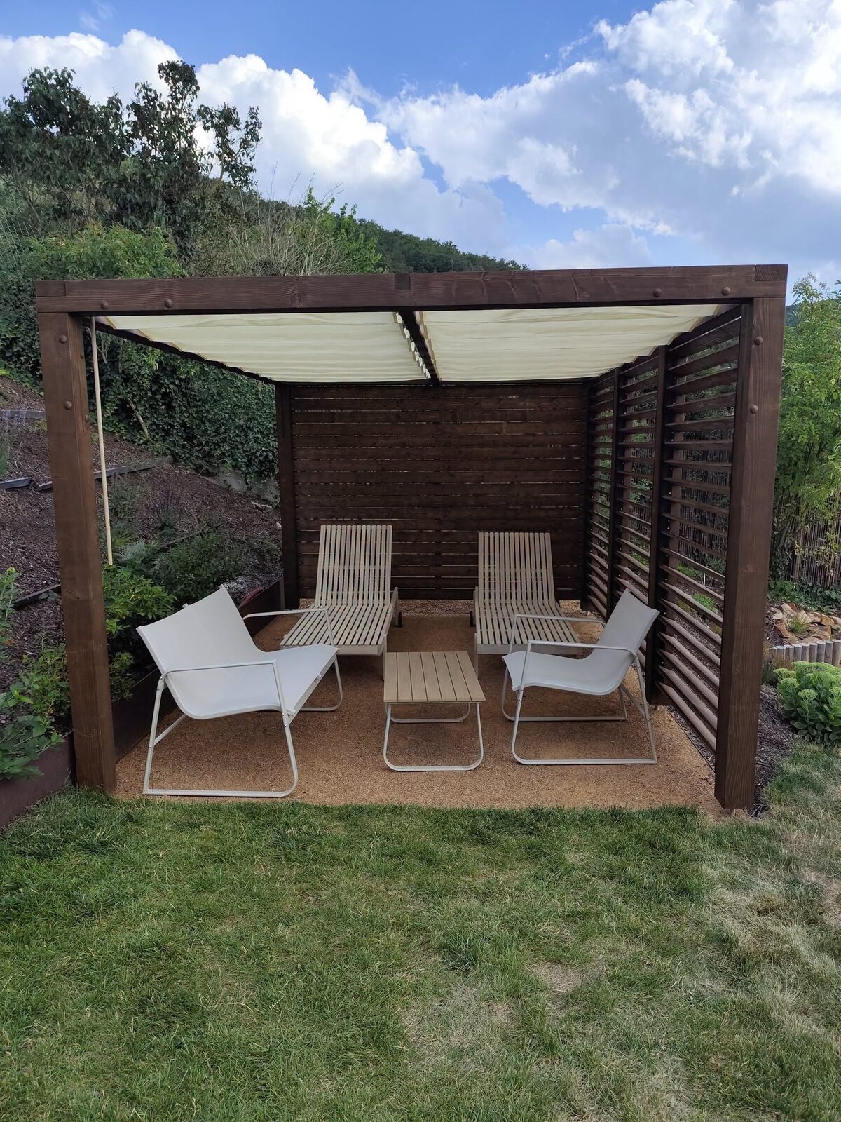 Elegantní pergola, která poskytne příjemný teplotní komfort i během…